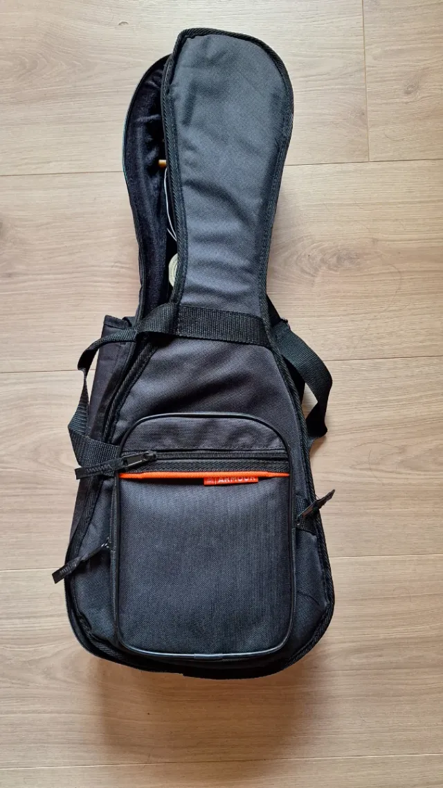 Ukelele con funda y afinador Korg