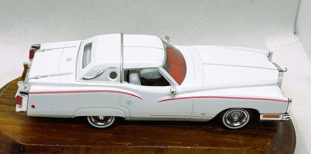 CADILLAC CORVORADO ESCALA 1/43, MUY BUEN ESTADO