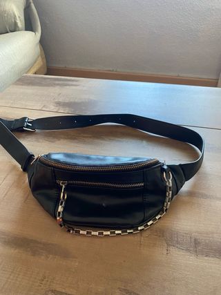 Riñonera negra con cadena