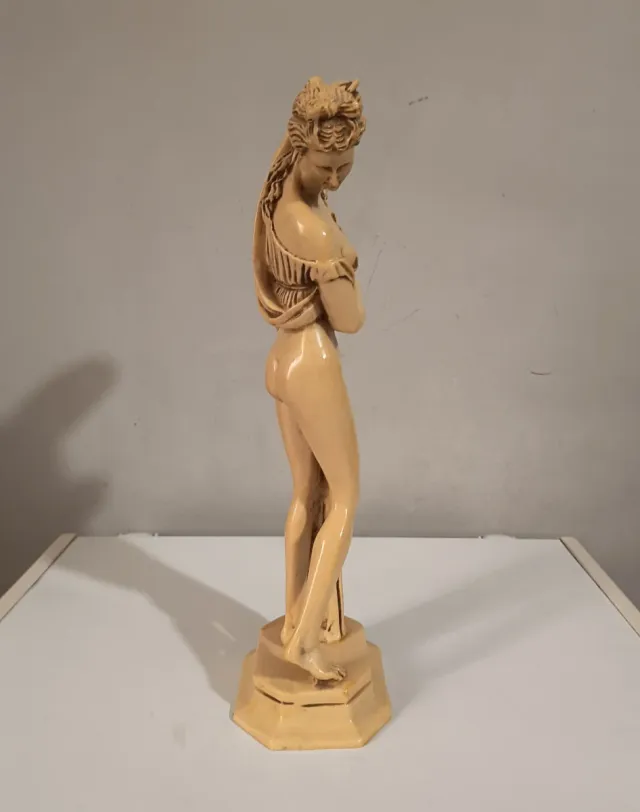 Imponente scultura artistica " Venere al Bagno"