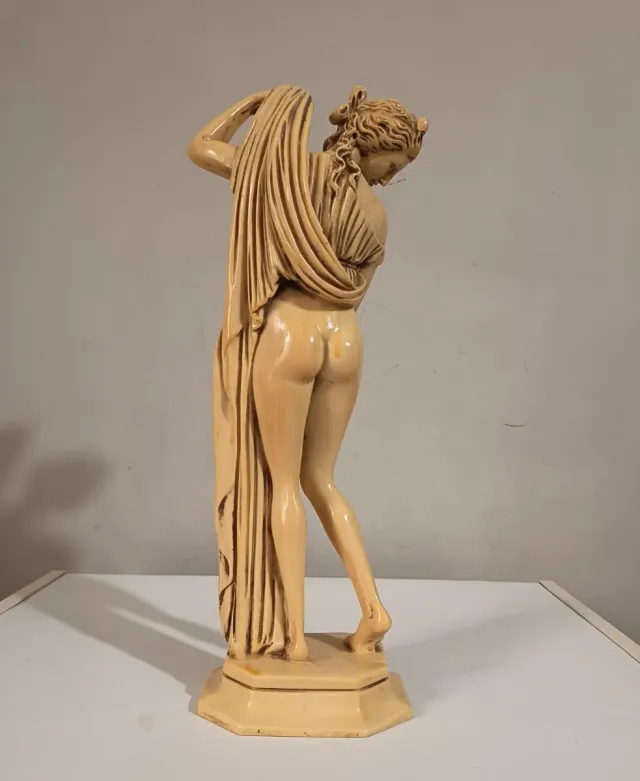 Imponente scultura artistica " Venere al Bagno"