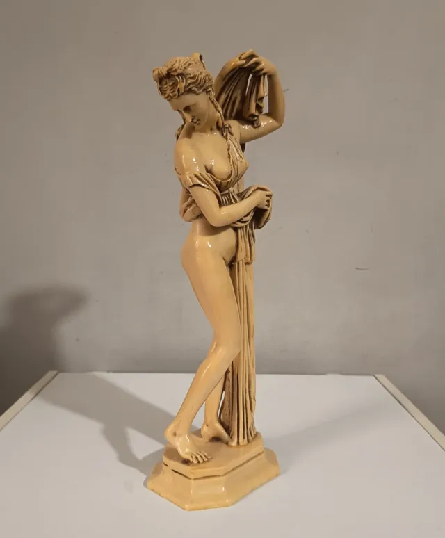 Imponente scultura artistica " Venere al Bagno"
