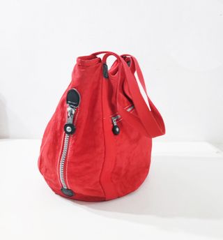 Kipling/ Bolso tote de lona roja.