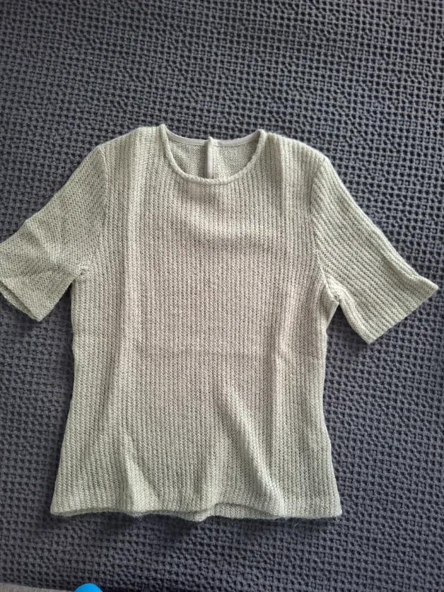 Jersey manga corta ligero.Cuello en caja.