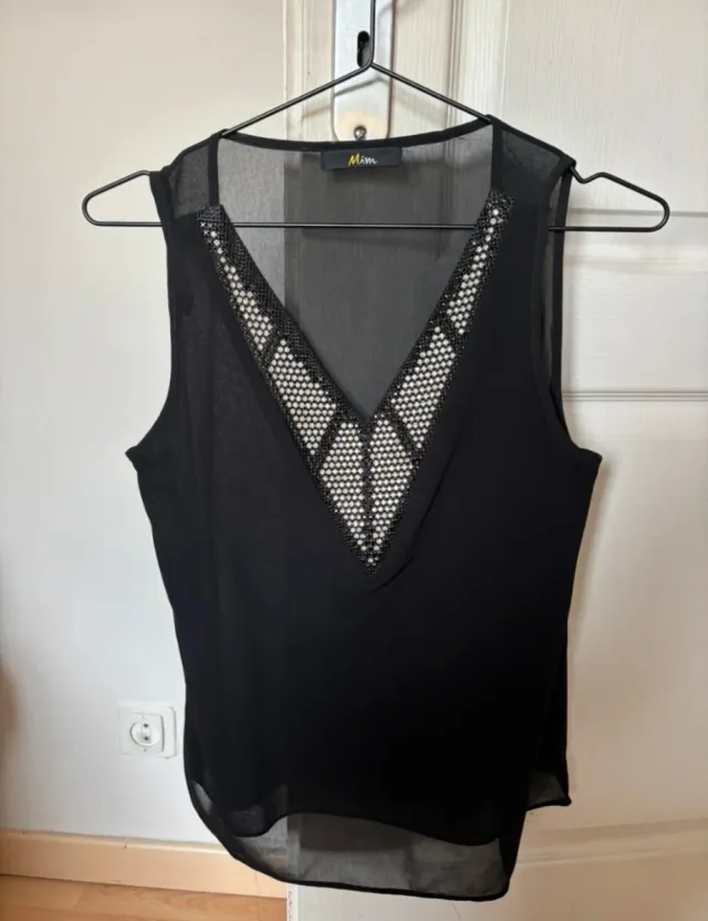 Top Mim negro con detalles plateados