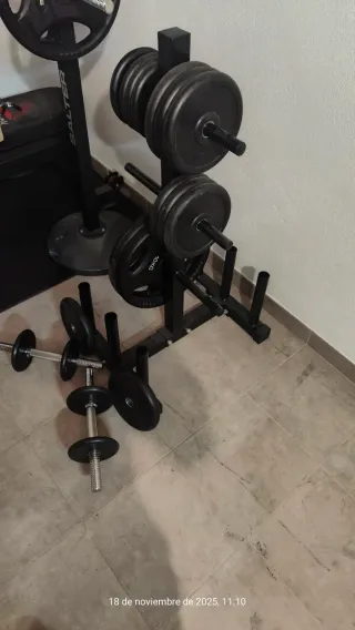 Set di manubri e dischi per palestra con supporto