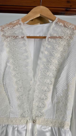 Bata de seda y encaje blanco