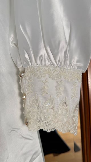 Bata de seda y encaje blanco