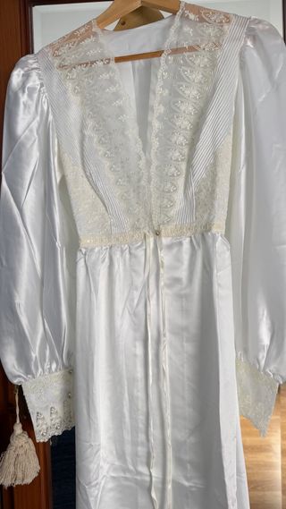 Bata de seda y encaje blanco