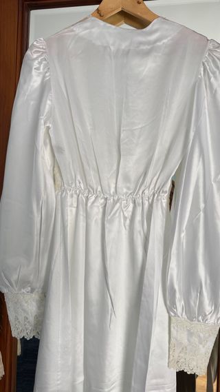 Bata de seda y encaje blanco