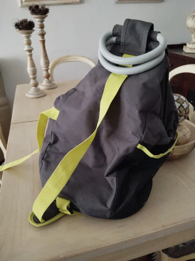 Mochila gris con detalles verdes