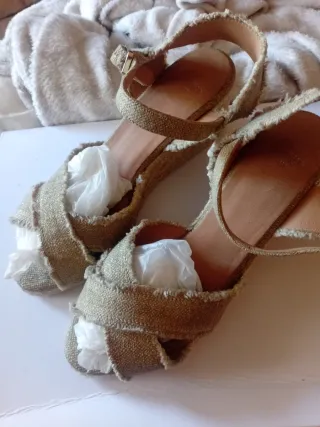 Sandalias Castañer esparto Talla 39 Doradas