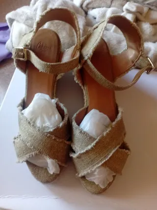 Sandalias Castañer esparto Talla 39 Doradas