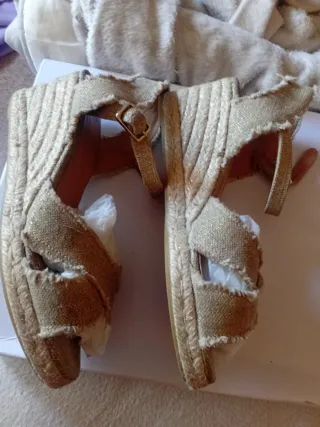 Sandalias Castañer esparto Talla 39 Doradas