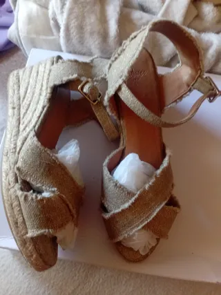 Sandalias Castañer esparto Talla 39 Doradas