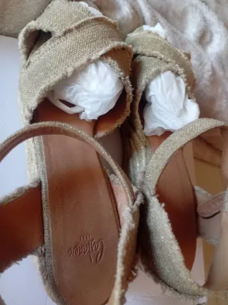 Sandalias Castañer esparto Talla 39 Doradas