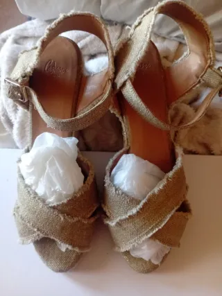 Sandalias Castañer esparto Talla 39 Doradas