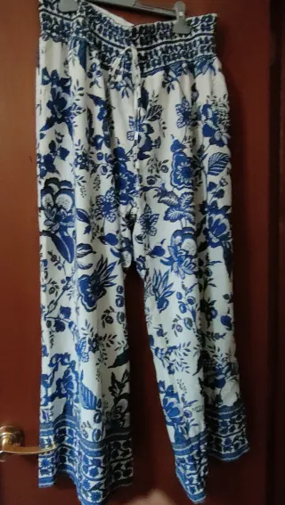 Lote de seis prendas, 2 pantalones y 4 vestidos