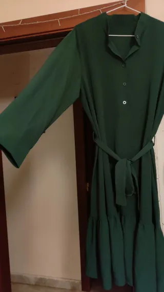 Lote de seis prendas, 2 pantalones y 4 vestidos