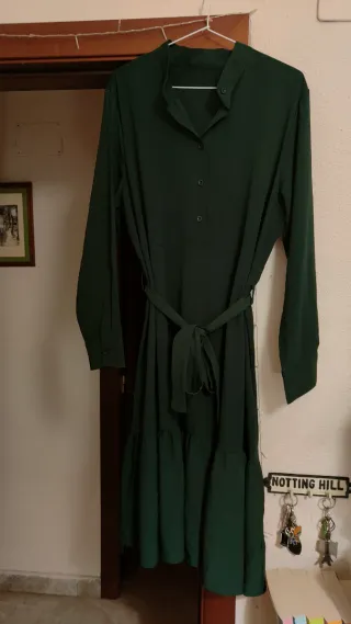 Lote de seis prendas, 2 pantalones y 4 vestidos