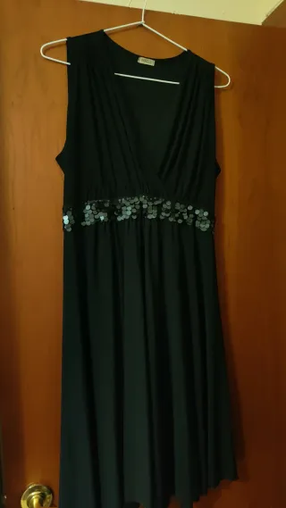 Lote de seis prendas, 2 pantalones y 4 vestidos