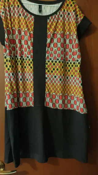 Lote de seis prendas, 2 pantalones y 4 vestidos