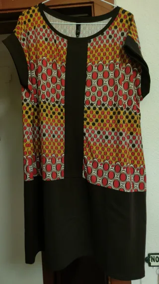 Lote de seis prendas, 2 pantalones y 4 vestidos