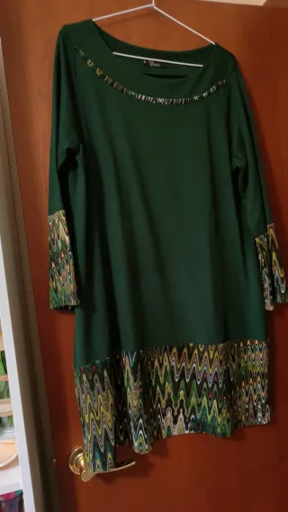 Lote de seis prendas, 2 pantalones y 4 vestidos