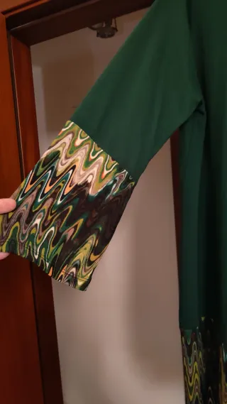 Lote de seis prendas, 2 pantalones y 4 vestidos