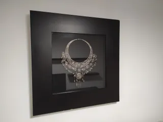 Collar plateado con marco negro