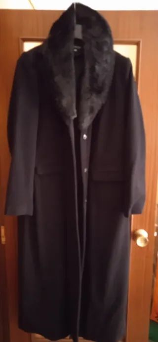 Abrigo largo negro XL con cuello de pelo