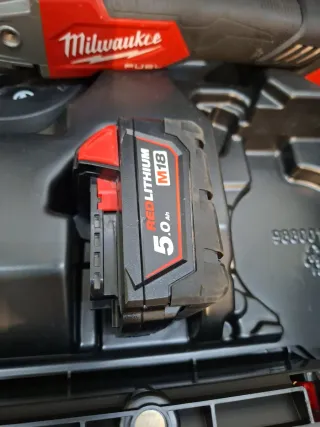 Radial Milwaukee con maletín y batería