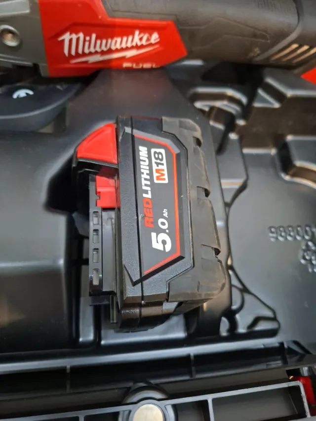 Radial Milwaukee con maletín y batería