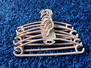 Perchas infantiles de plástico (Pack 9). 32 cms