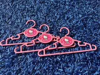 Perchas infantiles de plástico (Pack 9). 32 cms