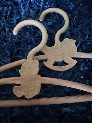 Perchas infantiles de plástico (Pack 9). 32 cms