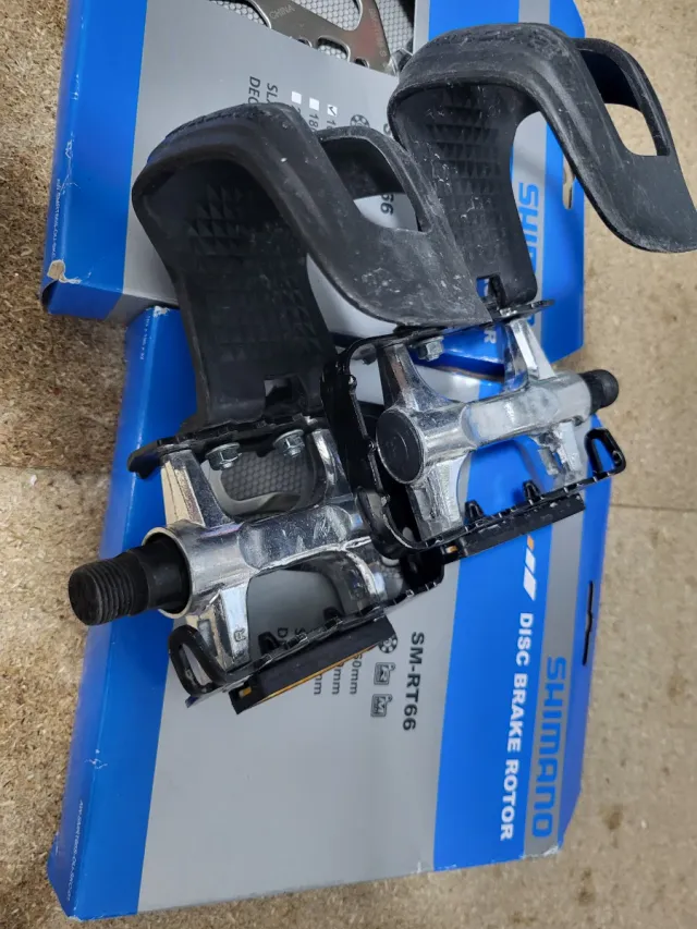 Pedales de bicicleta con calapiés