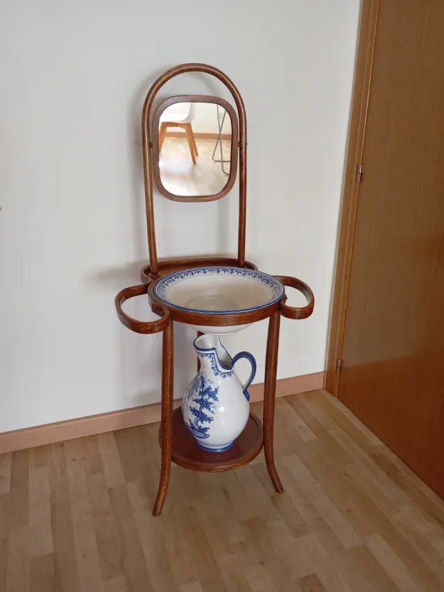 Aguamanil de madera con espejo