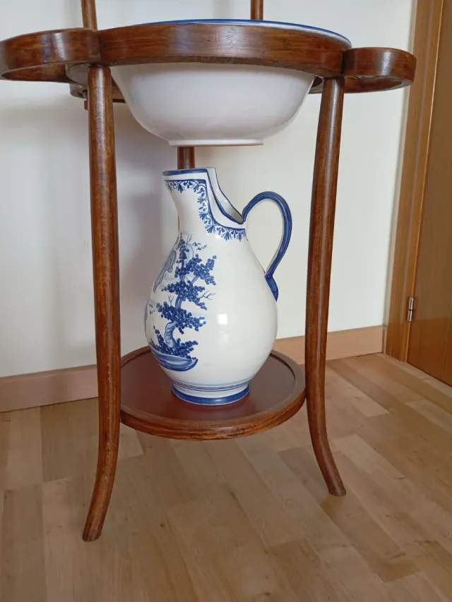 Aguamanil de madera con espejo