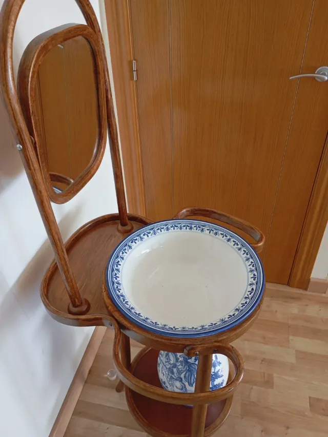 Aguamanil de madera con espejo