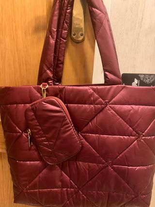 Bolso grande acolchado burdeos nuevo con bolsito