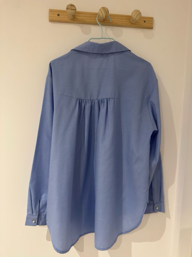 Camisa azul con detalle de perlas