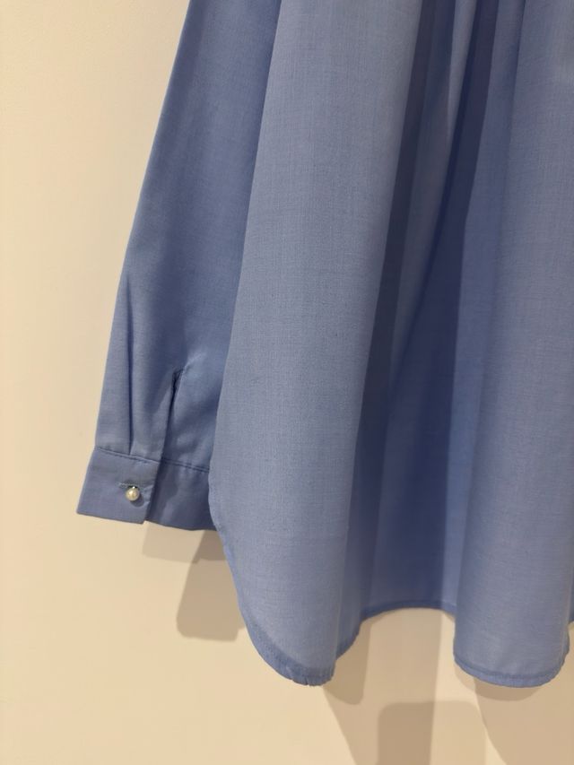 Camisa azul con detalle de perlas