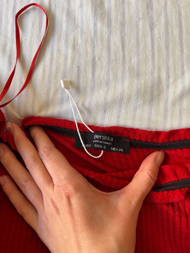 Vestido Bershka rojo off-shoulder