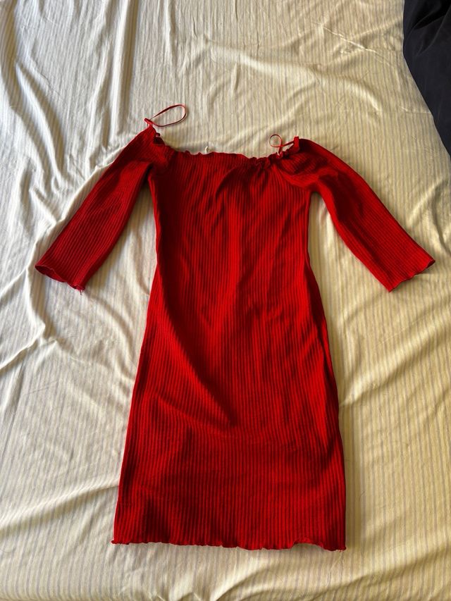 Vestido Bershka rojo off-shoulder