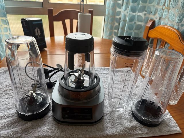 Batidora Ninja con 3 vasos y 1 shaker