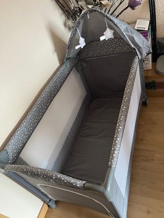 Cuna de viaje gris con estrellas