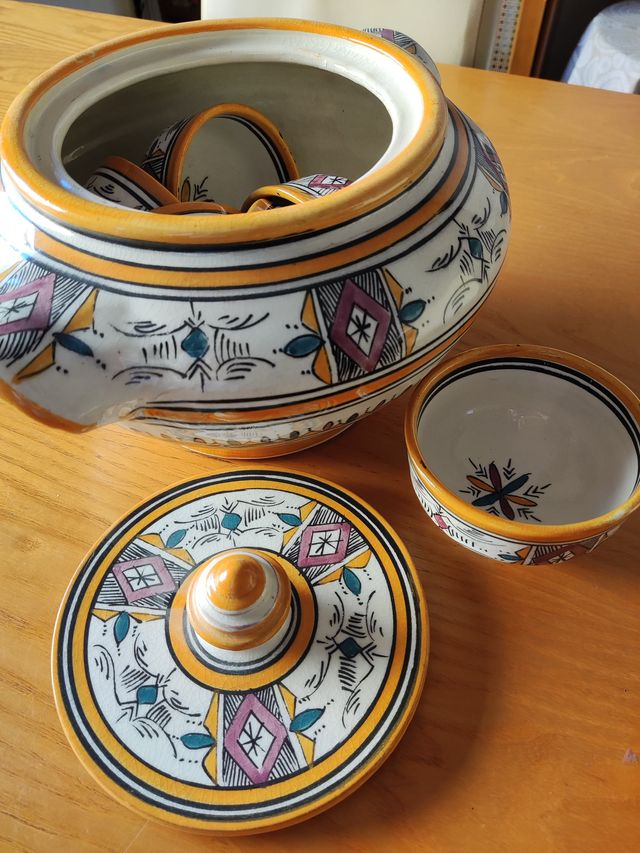 Sopera cerámica con cuencos decorados