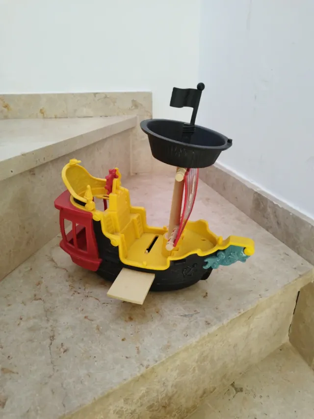 Barco pirata de juguete