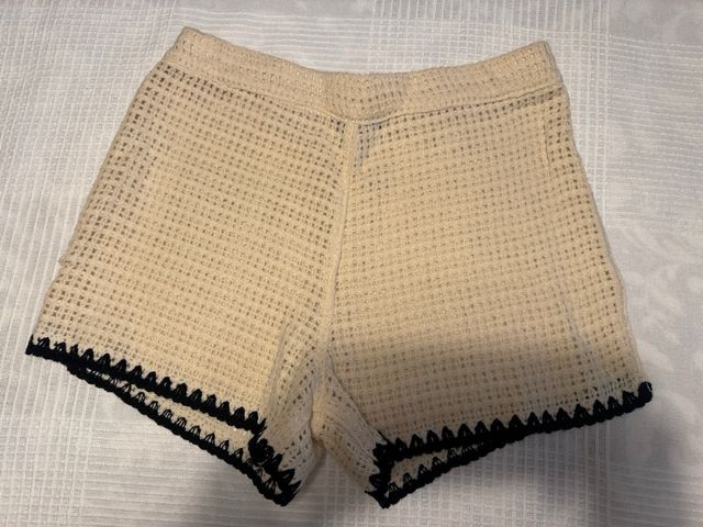 Shorts de punto crochet beige y negro